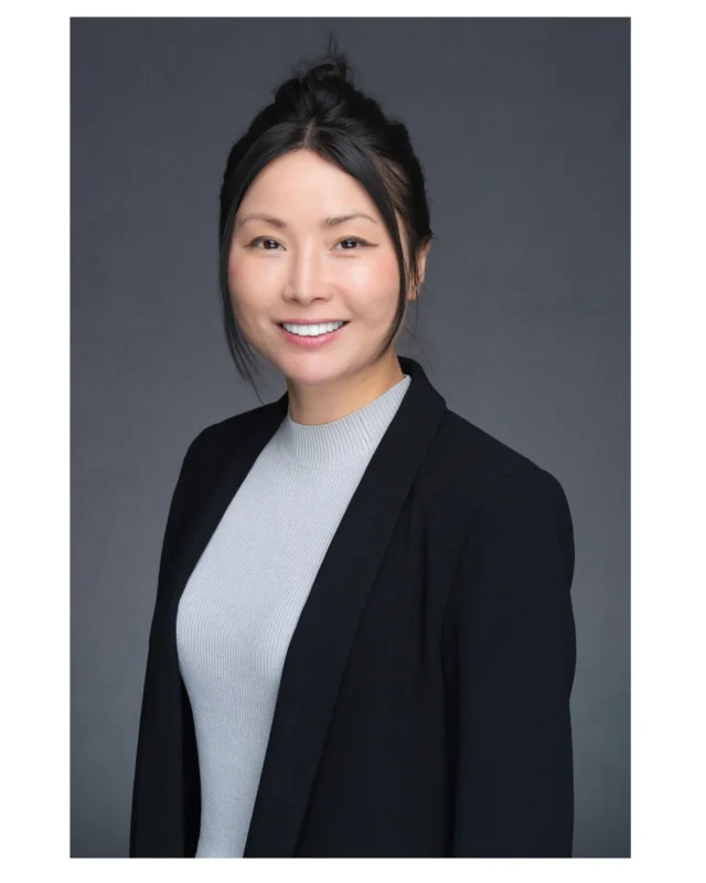 A very crisp and clean headshot.